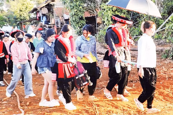 Nét độc đáo trong lễ cưới của người Dao đỏ là cô dâu được nhà gái chủ động đưa sang nhà chồng trong trang phục truyền thống.