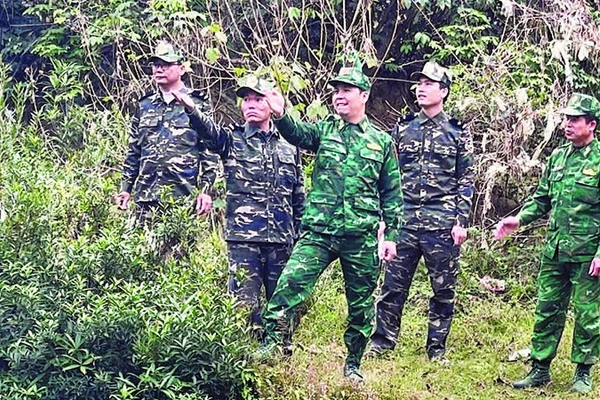 Đội nghiệp vụ hải quan cửa khẩu Lý Vạn, xã Lý Quốc, tỉnh Cao Bằng phối hợp lực lượng Bộ đội Biên phòng tuần tra địa bàn.