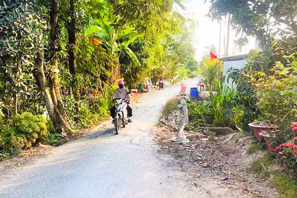 Đoạn đường tại mương cống Sáu Xứng gây nguy hiểm cho người tham gia giao thông.