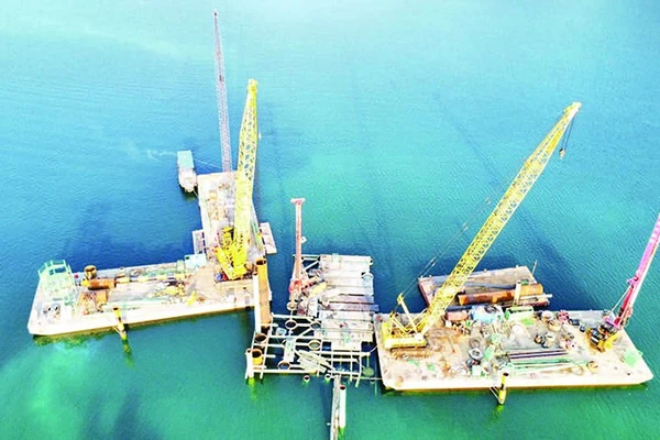 Nỗ lực vận chuyển trang thiết bị trên dòng sông Đà.