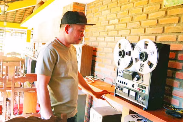 Chiếc đài băng cối cũ phát những bản nhạc xưa, chạm vào cảm xúc của du khách.