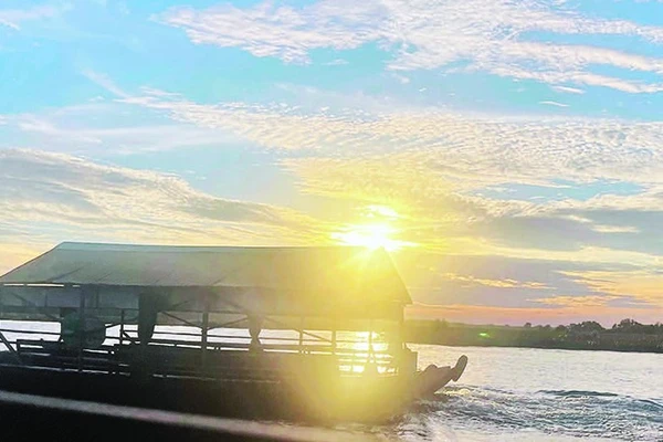 Thuyền du lịch đưa du khách tham quan Vườn quốc gia Tràm Chim.