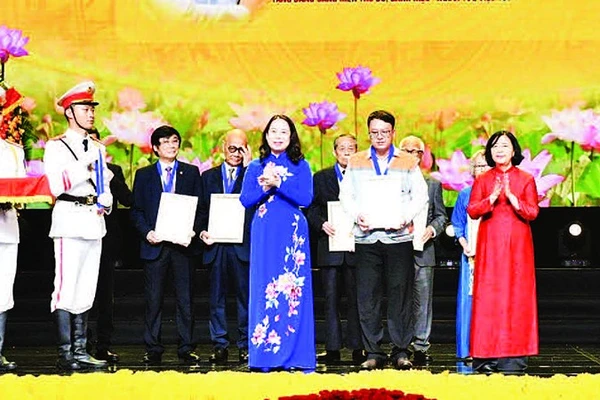 Kỹ sư Lưu Hoàng Phương được trao danh hiệu Công dân Thủ đô ưu tú năm 2025.