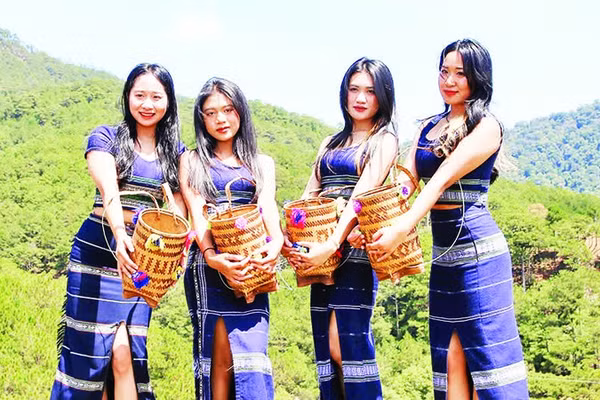 Thiếu nữ Cơ Ho với gùi hoa truyền thống.