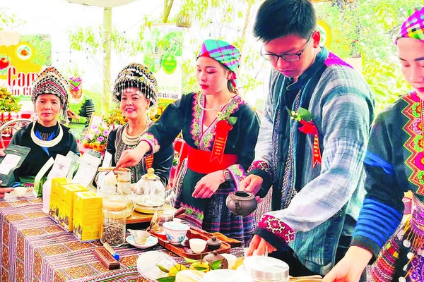 Chị Lâm Thị Kim Thoa (người thứ hai từ trái sang) trong lễ hội chè Shan tuyết Suối Giàng.