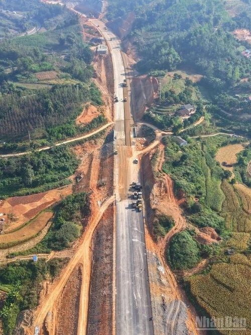 Công trình đường cao tốc cửa khẩu Hữu Nghị-Chi Lăng dự kiến sẽ chính thức thông tuyến vào ngày 19/12 tới.