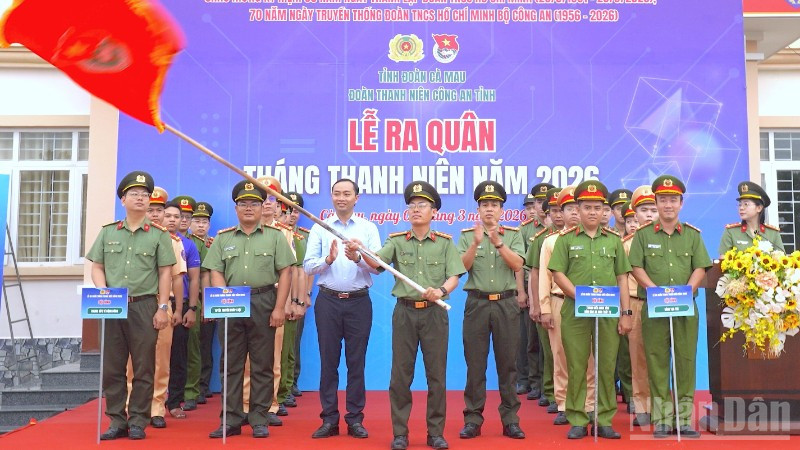 Ra mắt 4 Đội hình thanh niên tình nguyện và thực hiện nghi thức phát cờ lệnh ra quân Tháng Thanh niên tại Cà Mau.