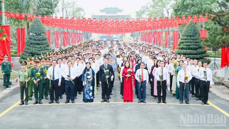 Lãnh đạo Đồng Nai dâng hương tưởng niệm Chủ tịch Hồ Chí Minh và các liệt sĩ