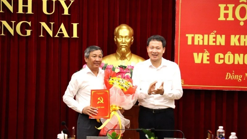 Đồng chí Vũ Hồng Văn, Bí thư Tỉnh ủy, Trưởng Đoàn đại biểu Quốc hội tỉnh Đồng Nai trao quyết định cho đồng chí Hồ Thanh Sơn. 