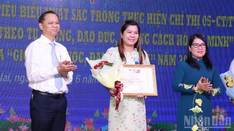 Lãnh đạo Tỉnh ủy Đồng Nai và Liên đoàn Lao động tỉnh tuyên dương cá nhân tiêu biểu.