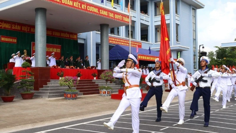 Duyệt đội ngũ trong lễ tuyên thệ. 