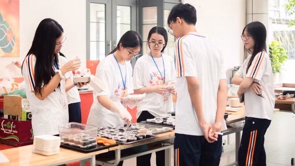 Không khí bán bánh nhộn nhịp lan tỏa khắp khuôn viên Trường THPT Chuyên Hà Nội-Amsterdam, thu hút đông đảo học sinh tham gia.