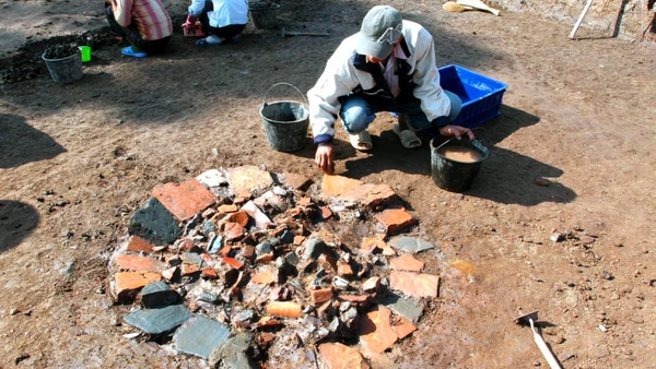 Phát hiện vật liệu trang trí mái cung điện và giếng nước thời Lý tại khu vực xây dựng Nhà Quốc hội, năm 2008-2009. (Ảnh: Viện Nghiên cứu Kinh thành)