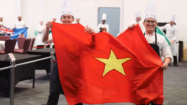 Cờ đỏ sao vàng tung bay trên đấu trường Global Chefs Challenge Finals 2026.