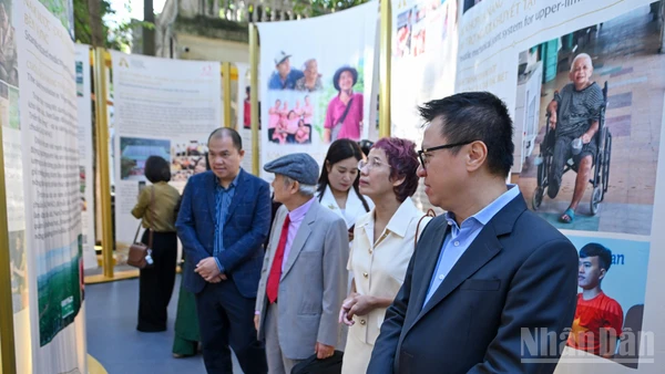 Triển lãm Hành động vì Cộng đồng 2025 diễn ra tại khuôn viên Báo Nhân Dân. (Ảnh: THỦY NGUYÊN)