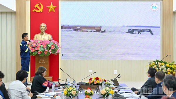 Đại diện Đội cứu hộ, cứu nạn 116 chia sẻ về dự án "Tình người trong cơn sóng" tại Vòng chung kết Giải thưởng Hành động vì Cộng đồng 2025. (Ảnh: THỦY NGUYÊN)