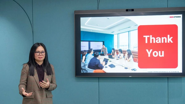 Giám đốc Điều hành Red Communications Sue Le chia sẻ tại buổi đào tạo của Red Academy.