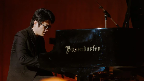 Nghệ sĩ piano Lưu Đức Anh đảm nhận vai trò độc tấu bên cạnh dàn nhạc Dàn nhạc giao hưởng Mặt Trời (SSO).