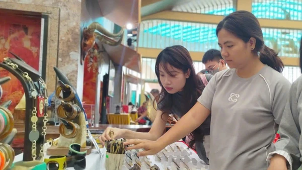 Nhiều sản phẩm thủ công mỹ nghệ từ các làng nghề truyền thống của Thủ đô được trưng bày tại không gian "Tinh hoa Thu Hà Nội".