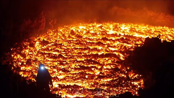 Dung nham phun trào từ miệng núi lửa tại Bán đảo Kamchatka của Nga ngày 16/3/2021. (Ảnh tư liệu: TTXVN)