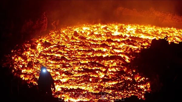 Dung nham phun trào từ miệng núi lửa tại Bán đảo Kamchatka của Nga ngày 16/3/2021. (Ảnh tư liệu: TTXVN)