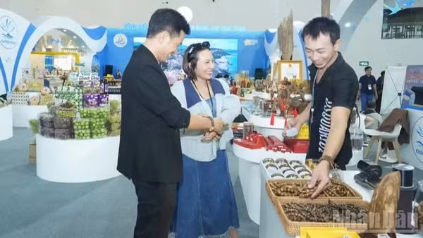 Du khách tìm hiểu về sản phẩm trầm hương được công nhận OCOP 4 sao tại cơ sở Trầm hương Đặng Gia Khánh Hòa ở Tu Bông, Khánh Hòa. (Ảnh: NGUYỄN TRUNG)