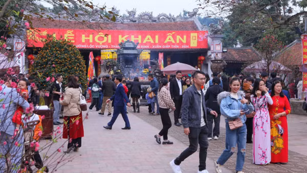 Khách du lịch đến đền Trần vào đầu năm mới. (Ảnh: TTXVN)