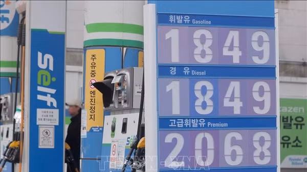 Giá xăng dầu được niêm yết tại một trạm xăng ở Seoul, Hàn Quốc ngày 15/3/2026. (Ảnh: TTXVN)