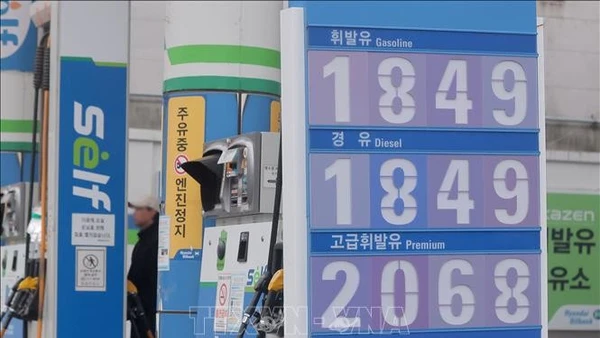 Giá xăng dầu được niêm yết tại một trạm xăng ở Seoul, Hàn Quốc ngày 15/3/2026. (Ảnh: TTXVN)