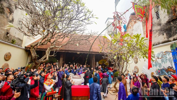 Du khách thích thú khi được chứng kiến nghi thức dựng nêu ngày Tết tại đình Kim Ngân vào dịp Tết 2025. (Ảnh: THẾ ĐẠI)