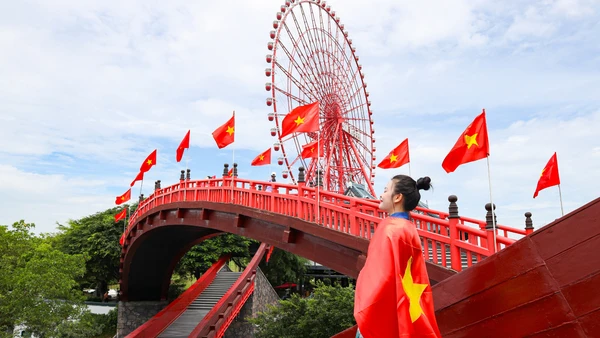 Sắc đỏ ngập tràn tại nhiều điểm đến.