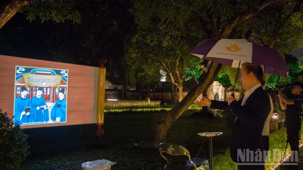 Bằng việc sử dụng công nghệ 3D Mapping, phối hợp cùng kỹ thuật dàn dựng ánh sáng và âm thanh chuyên nghiệp, tour du lịch đêm tại di tích Văn Miếu-Quốc Tử Giám đã mang lại cho khách tham quan nhiều trải nghiệm thú vị. (Ảnh: HÀ NAM)