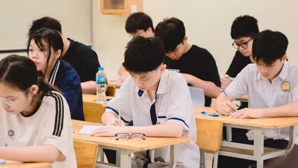 Trước đó, nhà trường đã tổ chức các kỳ thi thử vào lớp 10 nhằm giúp các học sinh rà soát kiến thức và làm quen với tâm lý phòng thi thực tế.