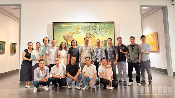 Các thành viên cùng thầy, cô của lớp K11 ngành Sư phạm mỹ thuật, Trường đại học Mỹ thuật Việt Nam.