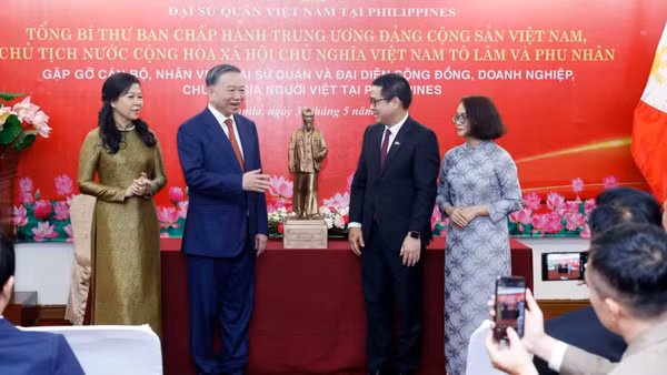 Tổng Bí thư, Chủ tịch nước Tô Lâm và Phu nhân tặng bức tượng Chủ tịch Hồ Chí Minh cho Đại sứ quán Việt Nam tại Philippines. (Ảnh: TTXVN)
