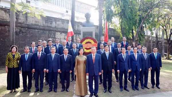 Tổng Bí thư, Chủ tịch nước Tô Lâm và Phu nhân cùng Đoàn đại biểu cấp cao Việt Nam đã đến dâng hoa tại Tượng đài Chủ tịch Hồ Chí Minh trong Vườn hoa ASEAN, thuộc khu thành cổ Intramuros, Thủ đô Manila. (Ảnh: TTXVN)