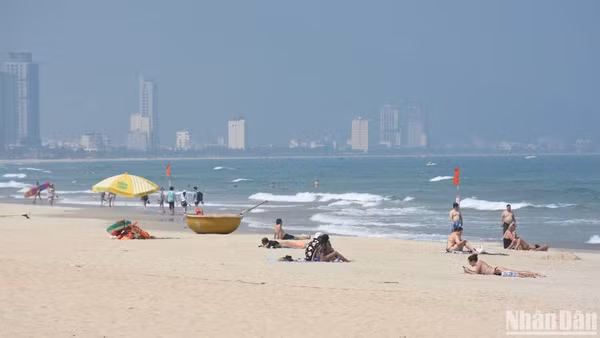 Du khách khám phá biển Mỹ Khê, Đà Nẵng. (Ảnh: ANH ĐÀO)