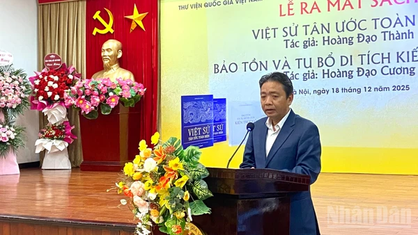 Thứ trưởng Văn hóa, Thể thao và Du lịch Hoàng Đạo Cương chia sẻ về cuốn sách "Bảo tồn và tu bổ di tích kiến trúc gỗ" tại sự kiện. (Ảnh: CHIÊU ANH)