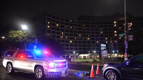 Xe cảnh sát đỗ phía trước khách sạn Washington Hilton ở Washington, D.C., nơi tổ chức buổi dạ tiệc báo chí tối 25/4/2026. (Ảnh: THX/TTXVN)