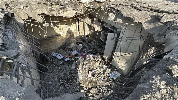 Một công trình ở Kabul, Afghanistan bị phá hủy sau khi trúng không kích của máy bay chiến đấu Pakistan, ngày 16/10/2025. (Ảnh: TTXVN)