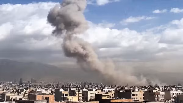 Khói bốc lên sau vụ không kích của lực lượng Mỹ-Israel nhằm vào Thủ đô Tehran, Iran, ngày 28/2/2026. (Ảnh: ANI/TTXVN)