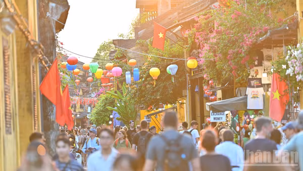 Đông đảo khách du lịch trong và ngoài nước đến Hội An. (Ảnh: THẾ ĐẠI)