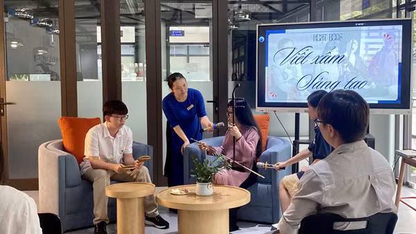 Nghệ nhân Mai Tuyết Hoa chia sẻ về xẩm với các học sinh. 