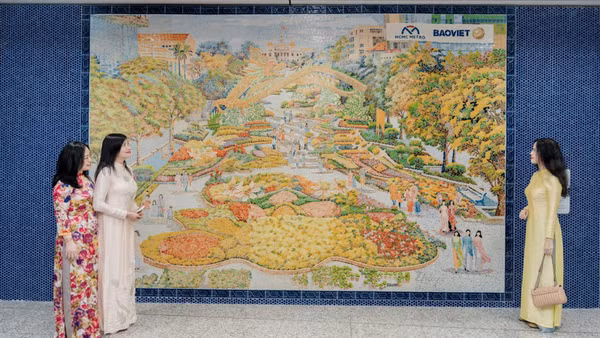 Người dân chiêm ngưỡng tác phẩm trong Dự án Trang trí nghệ thuật Ga Metro Bến Thành.