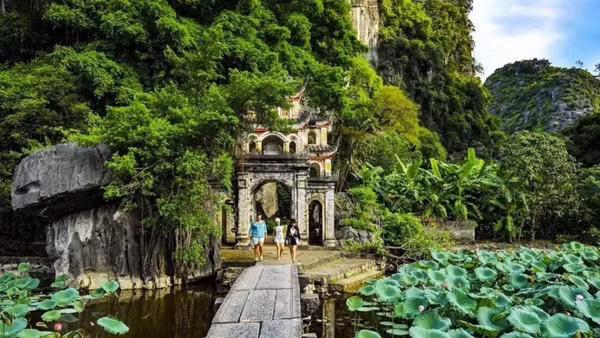 Khách du lịch tham quan chùa Bích Động - di tích thuộc Quần thể danh thắng Tràng An-Tam Cốc-Bích Động. (Ảnh: TTXVN)