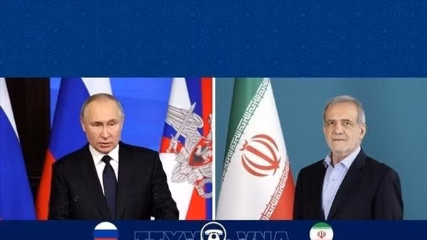 Tổng thống Nga Vladimir Putin (trái) và Tổng thống Iran Masoud Pezeshkian. (Ảnh: TTXVN)