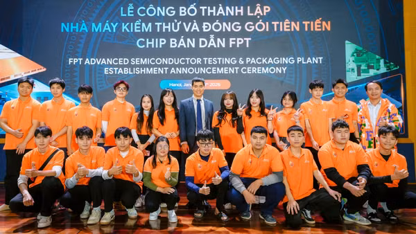 Hiệu trưởng Trường cao đẳng FPT Polytechnic Vũ Chí Thành cùng các sinh viên tham gia sự kiện về sản xuất chip bán dẫn.