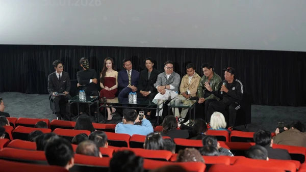 Đoàn làm phim chia sẻ về quá trình ghi hình trong buổi giới thiệu tác phẩm diễn ra vào ngày 10/1 tại Hà Nội vừa qua. (Ảnh: BTC)