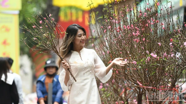 Khách du lịch rạng rỡ du xuân. (Ảnh: THÀNH ĐẠT)