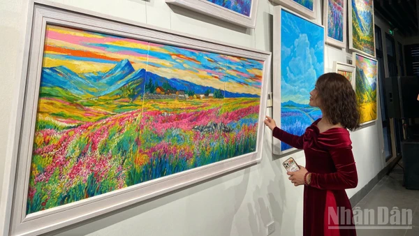 Công chúng thưởng thức các tác phẩm tại triển lãm "Chào xuân Bính Ngọ 2026". (Ảnh: CHIÊU ANH)